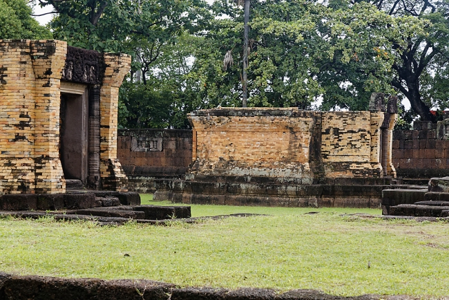 Prasat Sa Kamphaeng Yai-036